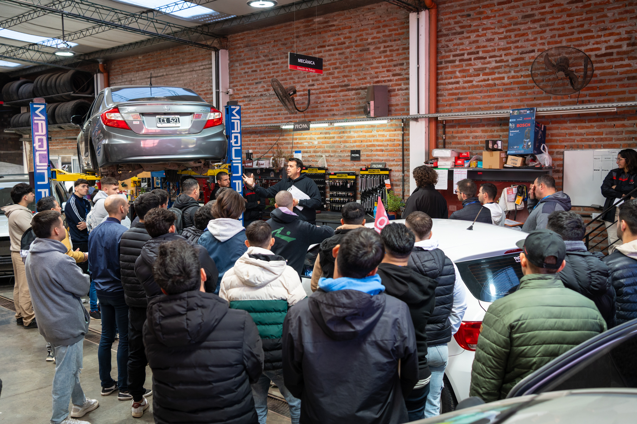 Equipo de Grupo Oroza trabajando en conjunto